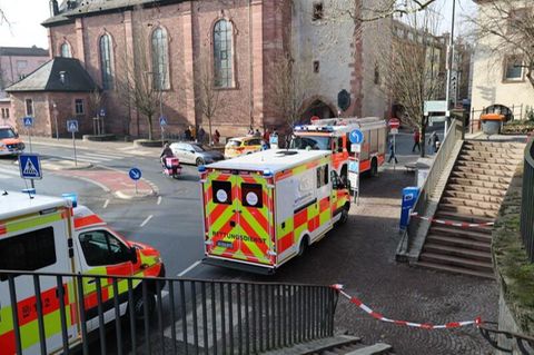 Fahrzeuge von Feuerwehr und Rettungsdiensten stehen in der Nähe des Tatorts in Aschaffenburg