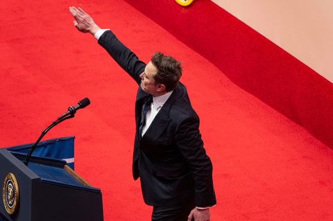 Elon Musk hebt den rechten Arm
