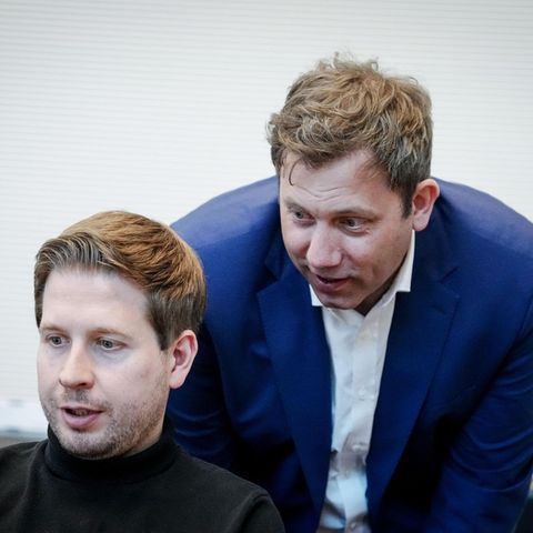 Lars Klingbeil beugt sich über den an einem Laptop arbeitenden Kevin Kühnert