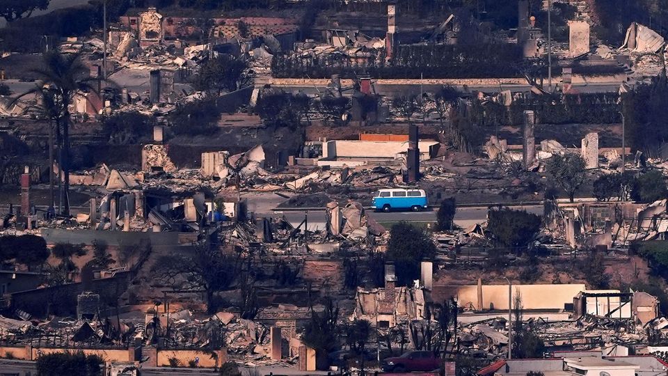 Diese Bild ging um die Welt: VW-Bulli "Azul" umgeben von Schutt und Asche Diese Bild ging um die Welt: VW-Bulli "Azul" umgeben von Schutt und Asche