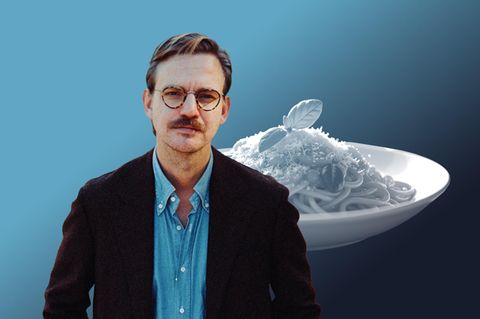 Montage von Sebastian Tigges vor einem Teller Spaghetti