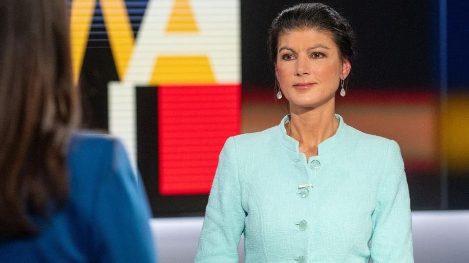 Sahra Wagenknecht und Pinar Atalay stehen gegenüber voneinander im RTL-Studio zum Kandidatencheck