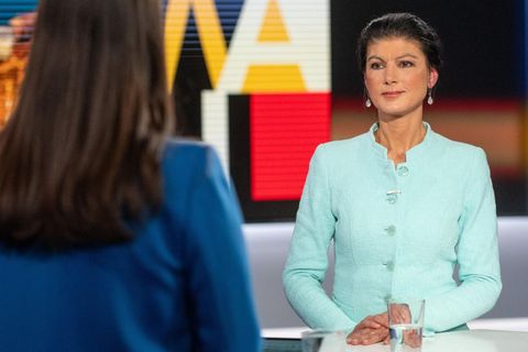 Sahra Wagenknecht und Pinar Atalay stehen gegenüber voneinander im RTL-Studio zum Kandidatencheck