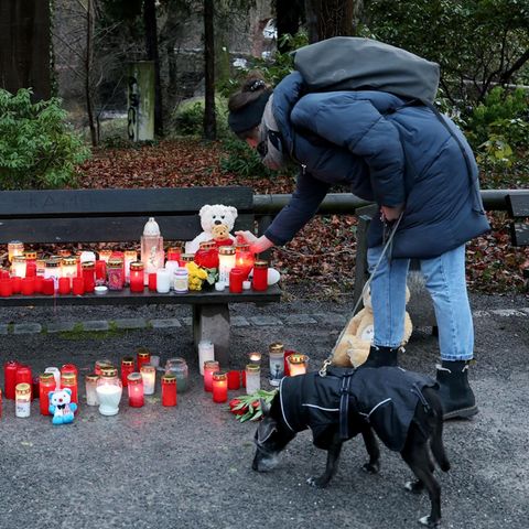 Nach dem Messerangriff in Aschaffenburg trauern Menschen um die Opfer