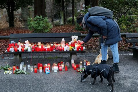 Nach dem Messerangriff in Aschaffenburg trauern Menschen um die Opfer