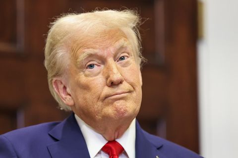 Donald Trump legt mit gleichgültigem Gesichtsausdruck den Kopf schräg