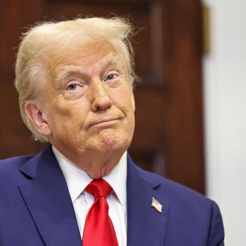 Donald Trump legt mit gleichgültigem Gesichtsausdruck den Kopf schräg