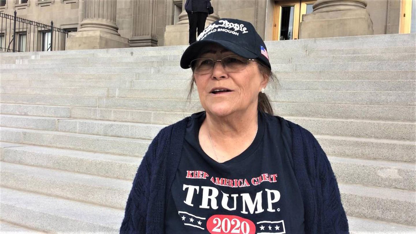 Pamela Hemphill im Jahr 2020 in einem Unterstützer-Shirt für Donald Trump