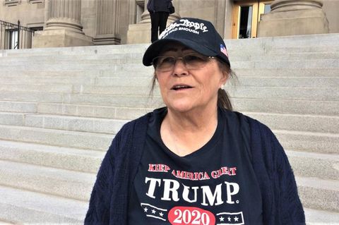 Pamela Hemphill im Jahr 2020 in einem Unterstützer-Shirt für Donald Trump