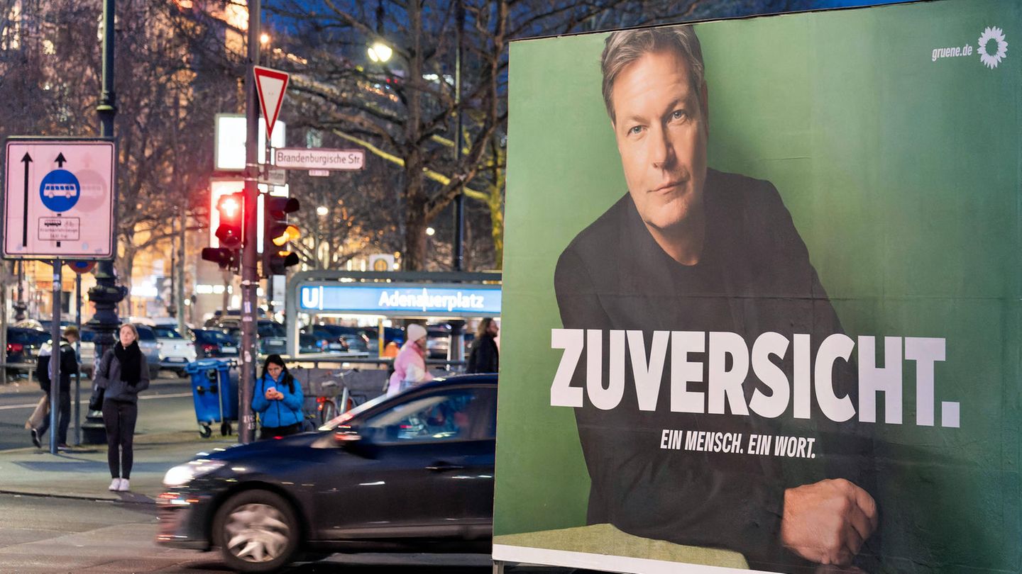 Analyse: 2019 war der Klimaschutz DAS Wahlkampfthema der Grünen – es zog sich durch das gesamte grüne Wahlprogramm. Knapp vier Jahre später ist der Klimaschutz zur grünen Randnotiz geworden. Statt mit neuen Ideen tritt die Partei mit einer abgespeckten Variante alter Pläne an:sozial gerechter KlimaschutzAusbau von Wind- und Solarenergieklimafreundliche IndustrieKlimageld zur Entlastung kleinerer und mittlerer EinkommenSanierung von Häusern mit Förderprogrammen unterstützenKaufanreize bzw. günstige Leasingangebote für E-AutosRecycling vereinfachen 2019 war der Klimaschutz DAS Wahlkampfthema der Grünen – es zog sich durch das gesamte grüne Wahlprogramm. Knapp vier Jahre später ist der Klimaschutz zur grünen Randnotiz geworden. Statt mit neuen Ideen tritt die Partei mit einer abgespeckten Variante alter Pläne an:sozial gerechter KlimaschutzAusbau von Wind- und Solarenergieklimafreundliche IndustrieKlimageld zur Entlastung kleinerer und mittlerer EinkommenSanierung von Häusern mit Förderprogrammen unterstützenKaufanreize bzw. günstige Leasingangebote für E-AutosRecycling vereinfachen
