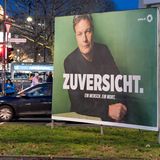 2019 war der Klimaschutz DAS Wahlkampfthema der Grünen – es zog sich durch das gesamte grüne Wahlprogramm. Knapp vier Jahre später ist der Klimaschutz zur grünen Randnotiz geworden. Statt mit neuen Ideen tritt die Partei mit einer abgespeckten Variante alter Pläne an:sozial gerechter KlimaschutzAusbau von Wind- und Solarenergieklimafreundliche IndustrieKlimageld zur Entlastung kleinerer und mittlerer EinkommenSanierung von Häusern mit Förderprogrammen unterstützenKaufanreize bzw. günstige Leasingangebote für E-AutosRecycling vereinfachen
