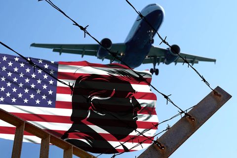 Eine amerikanische Flagge hinter einem Zaum zeigt das schwarze Seitenprofil von Donald Trump. Darüber fliegt ein Flugzeug