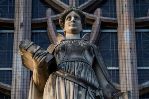 Figur von Justitia an einem Gericht