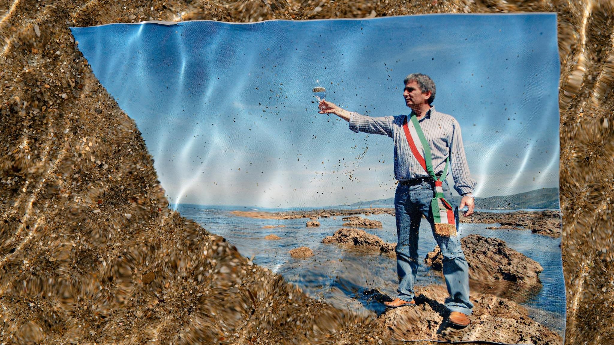 Ein Foto von Angello Vassalo, auf dem er in Weinglas hält, liegt im Wasser