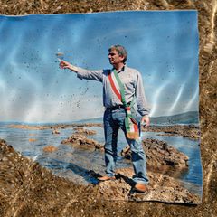 Ein Foto von Angello Vassalo, auf dem er in Weinglas hält, liegt im Wasser