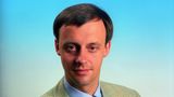 Der junge Friedrich Merz, auf dem Foto 36 Jahre alt. Schon als Schüler trat der Sauerländer in die CDU ein, während seines Jura-Studiums engagierte er sich in der Jungen Union. Seine ersten Erfahrungen im Parlamentsbetrieb sammelte er im EU-Parlament, dem er von 1989 bis 1994 angehörte. Sein Wahlkampf-Slogan damals: "Für deutsche Interessen in Europa"