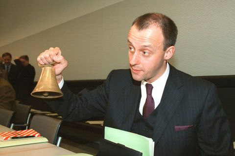 Friedrich Merz als Fraktionschef mit Glocke