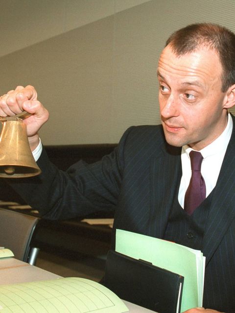 Friedrich Merz als Fraktionschef mit Glocke