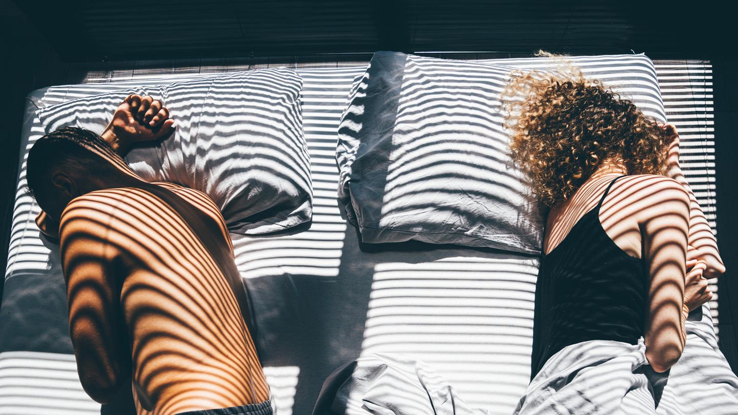Statt Sex: Ein Mann und eine Frau liegen voneinander abgewandt auf einem Doppelbett