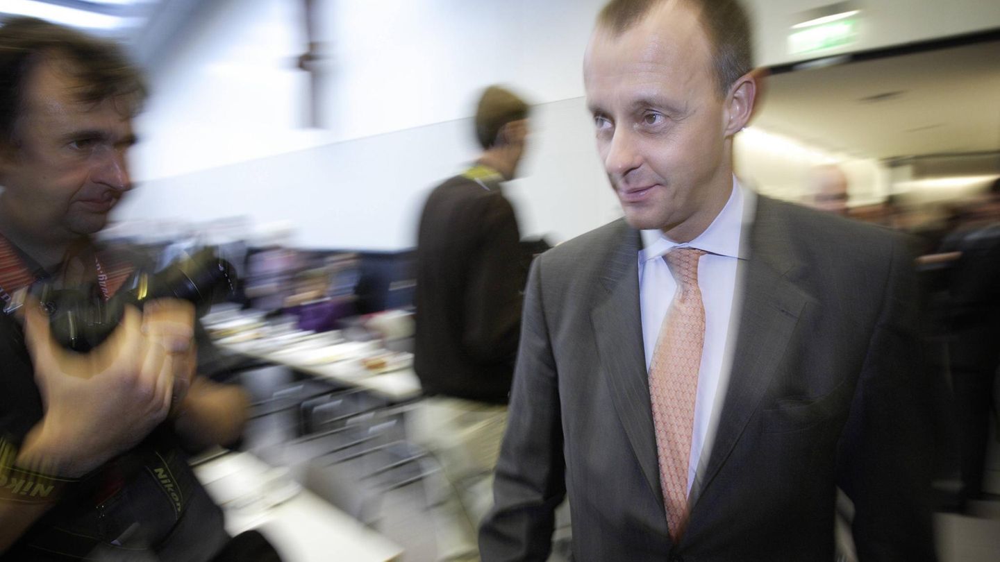 "Parteiinterne Differenzen" nennt man so etwas wohl in der Politikersprache. Mit dieser Begründung jedenfalls kündigte Friedrich Merz 2009 an, nicht mehr für den Bundestag kandidieren und sich aus der Politik zurückziehen zu wollen. Stattdessen zog es ihn in die Wirtschaft. Schon während seiner Zeit als Abgeordneter waren seine gut bezahlten Nebentätigkeiten ein ständiges Thema