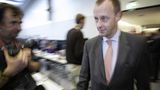 "Parteiinterne Differenzen" nennt man so etwas wohl in der Politikersprache. Mit dieser Begründung jedenfalls kündigte Friedrich Merz 2009 an, nicht mehr für den Bundestag kandidieren und sich aus der Politik zurückziehen zu wollen. Stattdessen zog es ihn in die Wirtschaft. Schon während seiner Zeit als Abgeordneter waren seine gut bezahlten Nebentätigkeiten ein ständiges Thema