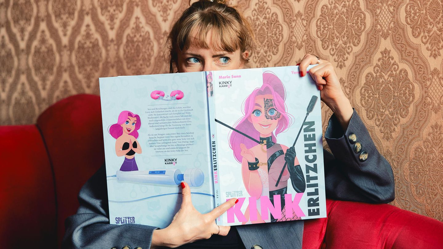 Sex-Comic "Kinkerlitzchen" Die Autorin zeigt ein Comic-Buch, in dem eine junge Frau verschiedene Spielarten von Sex entdeckt