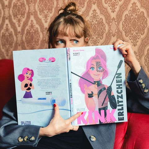 Die Autorin zeigt ein Comic-Buch, in dem eine junge Frau verschiedene Spielarten von Sex entdeckt