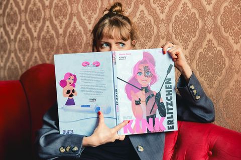 Die Autorin zeigt ein Comic-Buch, in dem eine junge Frau verschiedene Spielarten von Sex entdeckt