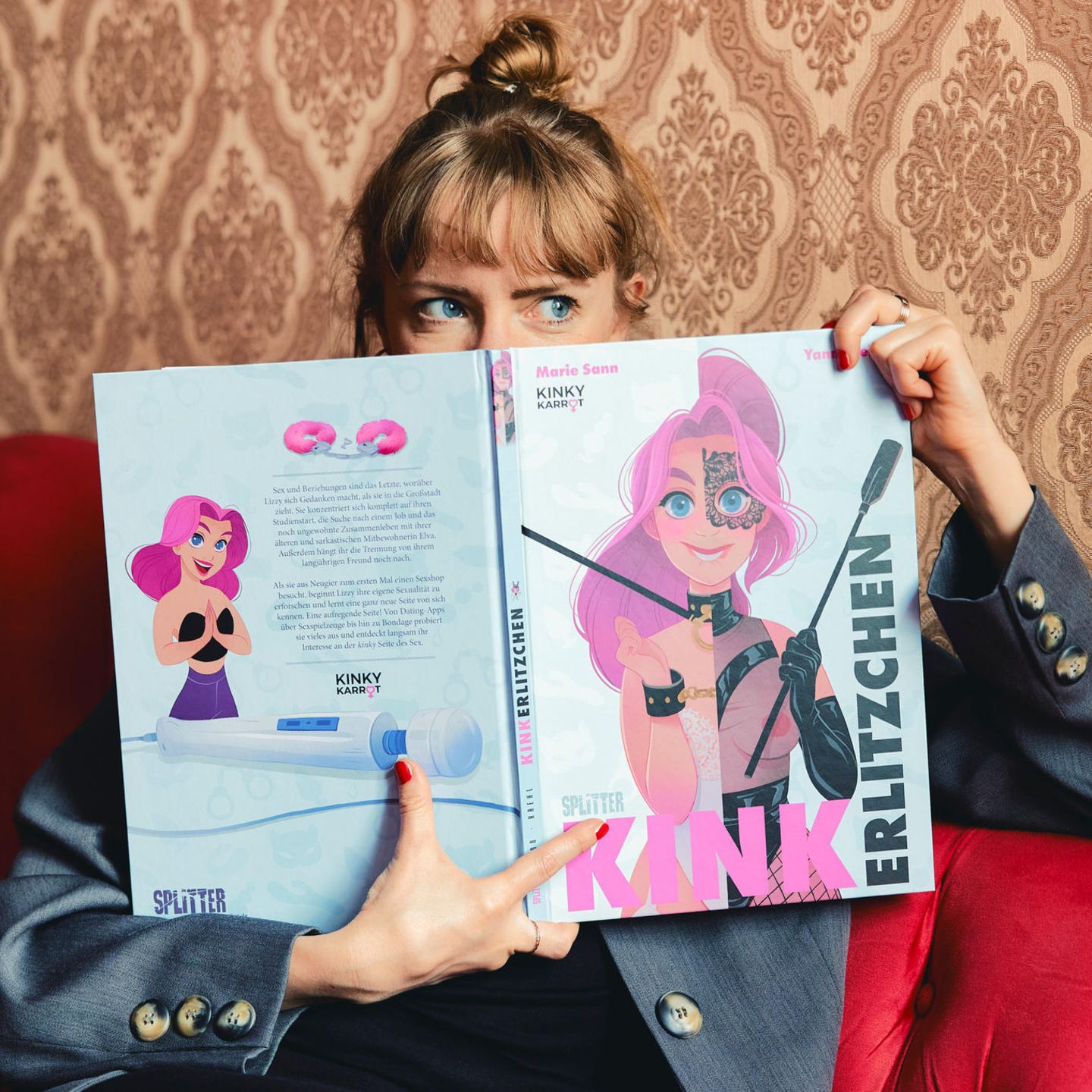 Die Autorin zeigt ein Comic-Buch, in dem eine junge Frau verschiedene Spielarten von Sex entdeckt