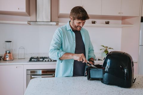 Philips XL-Airfryer: Mann mit Heißluftfritteuse.