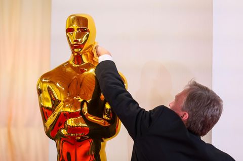 Bereit für die 97. Verleihung: Ein Mitarbeiter kümmert sich schon mal um einen besonders gut gewachsenen Oscar
