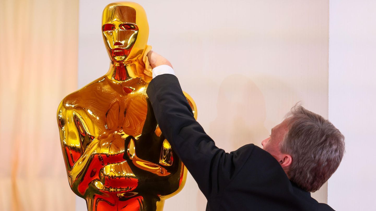 Alles ist erleuchtet Bereit für die 97. Verleihung: Ein Mitarbeiter kümmert sich schon mal um einen besonders gut gewachsenen Oscar