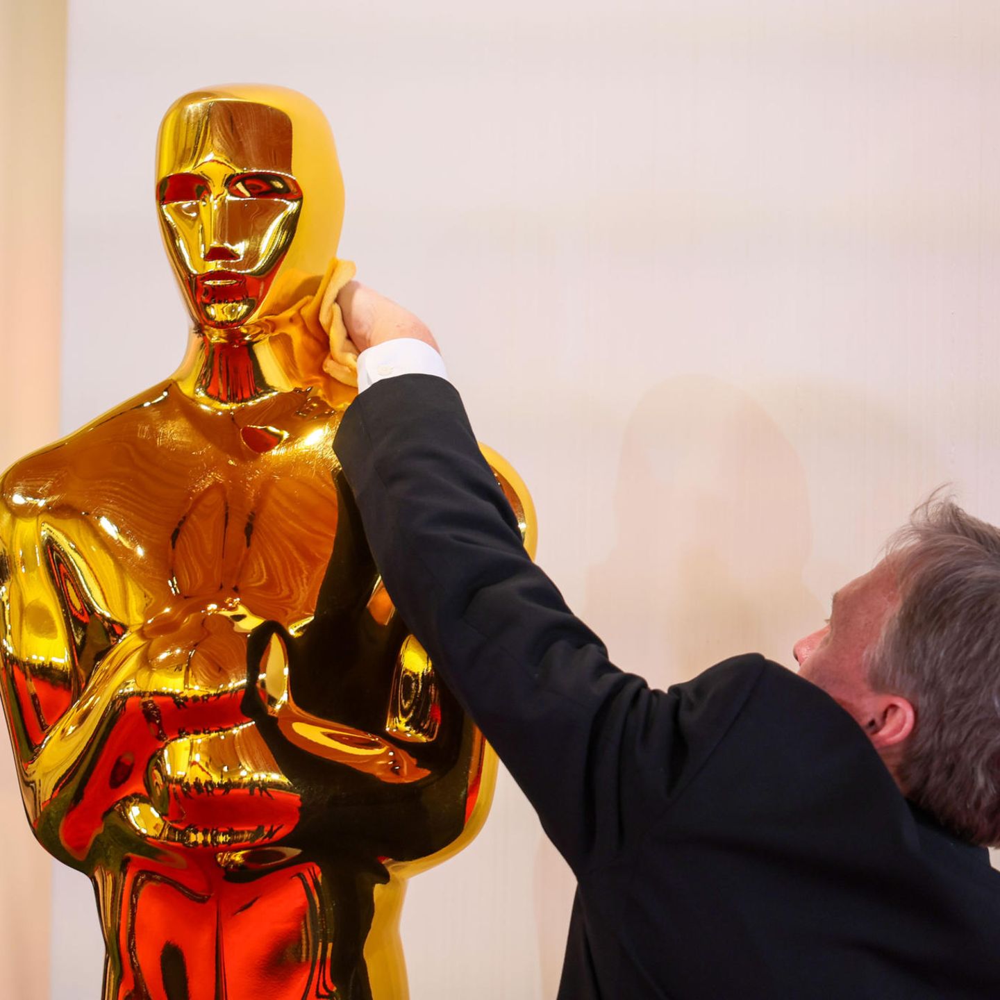 Bereit für die 97. Verleihung: Ein Mitarbeiter kümmert sich schon mal um einen besonders gut gewachsenen Oscar