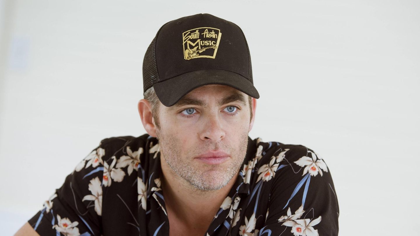 Chris Pine im Blumenhemd
