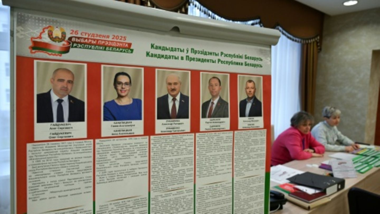 Kandidatenliste in einem Wahllokal für frühe Stimmabgaben in Minsk