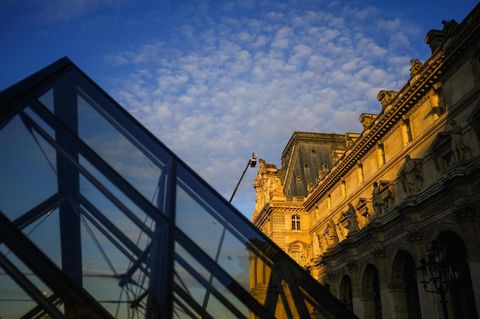 Der Louvre in Paris mit der modernen Glas-Pyramide als Eingang