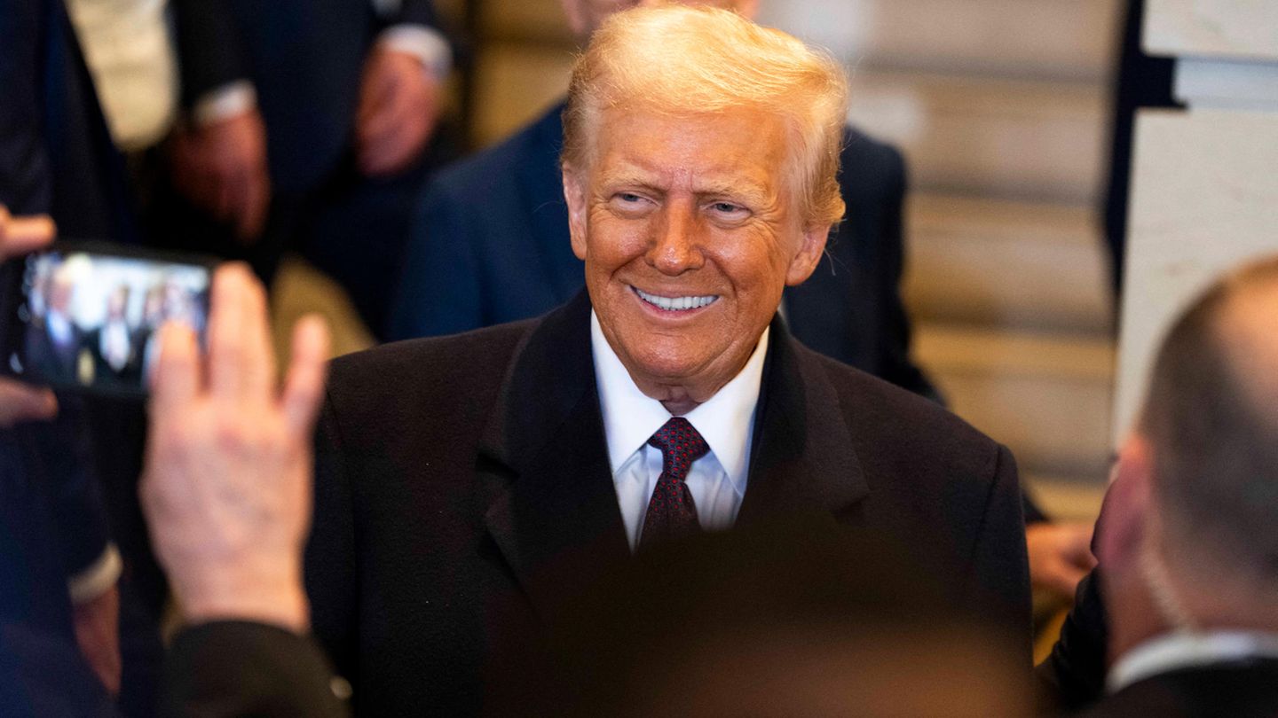 Donald Trump reckt den Daumen nach oben Donald Trump reckt den Daumen nach oben