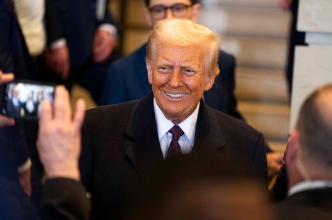 Donald Trump reckt den Daumen nach oben