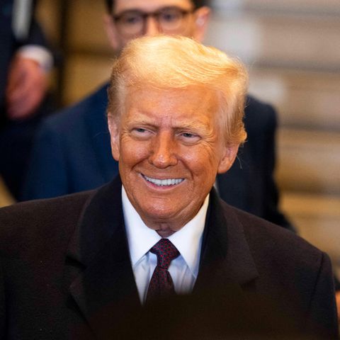 Donald Trump reckt den Daumen nach oben