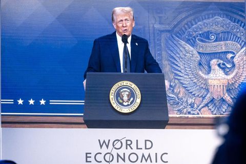 Teilnehmer des Weltwirtschaftsforums in Davos Menschen verfolgen die virtuelle Rede von Donald Trump