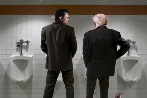 Elon Musk und Donald Trump stehen nebeneinander an Pissoirs (Montage, kein echtes Foto)