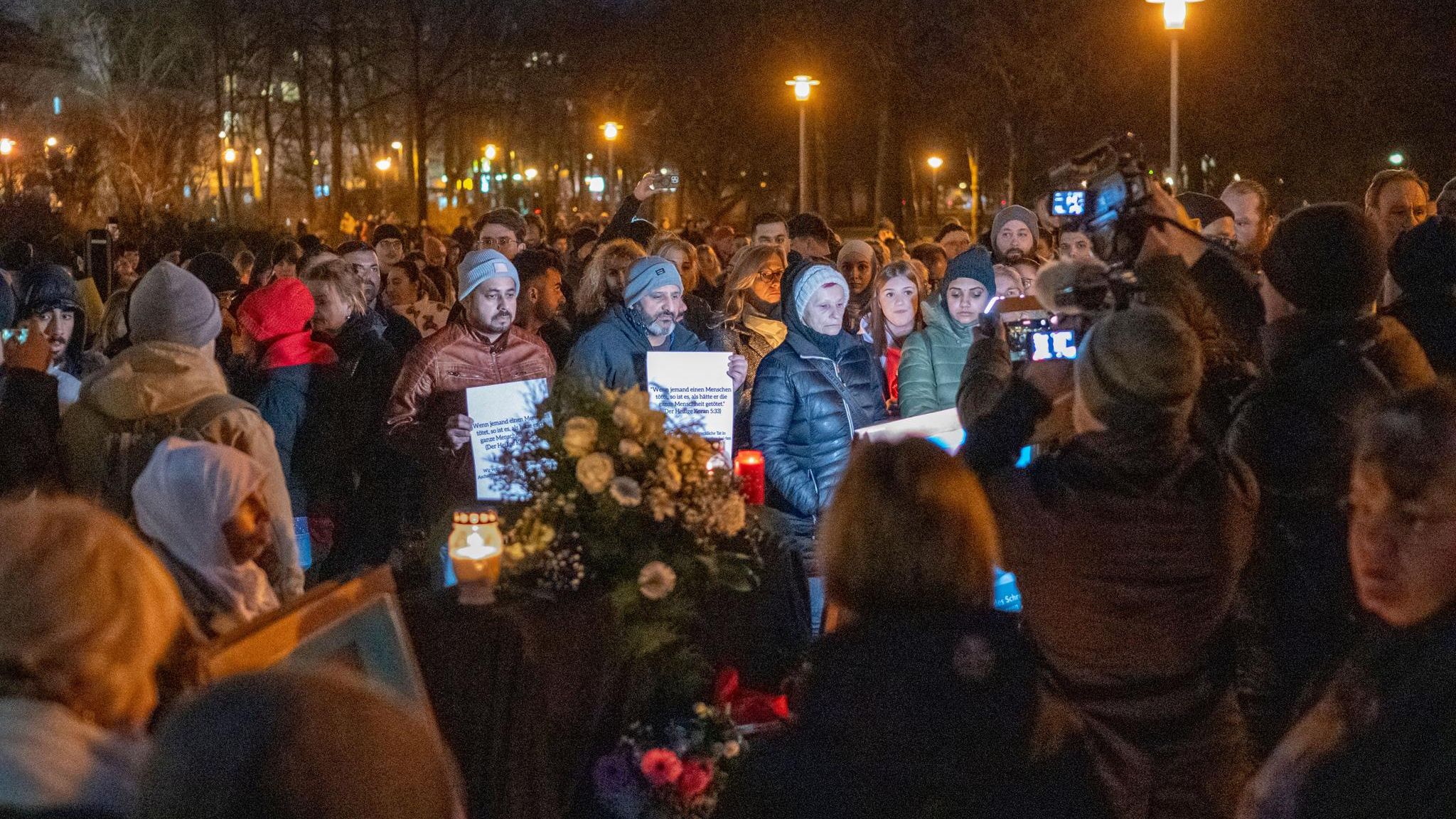 Im Park Schöntal in Aschaffenburg stehen am Donnerstagabend hunderte Menschen und trauern