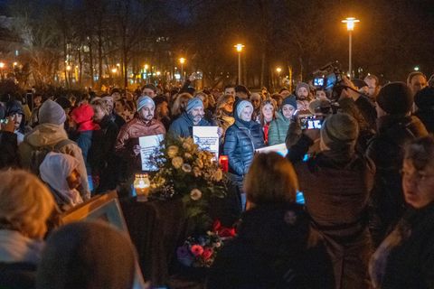 Im Park Schöntal in Aschaffenburg stehen am Donnerstagabend hunderte Menschen und trauern