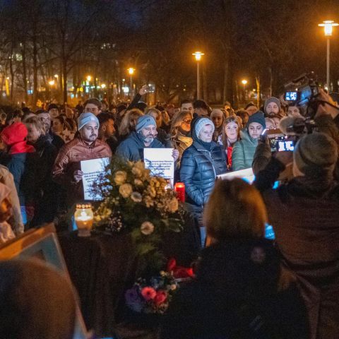 Im Park Schöntal in Aschaffenburg stehen am Donnerstagabend hunderte Menschen und trauern