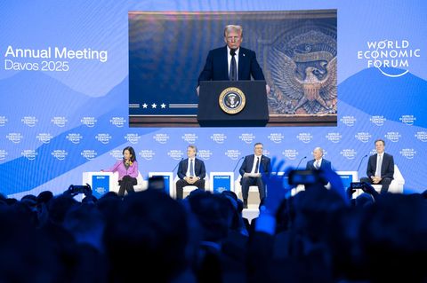 Donald Trumps virtuelle Rede in Davos. Es wirkt wie die Unterwerfung gegenüber einer neuen Weltordnung, der Ich-Welt
