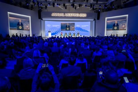Trump auf Bildschirmen bei Forum in Davos
