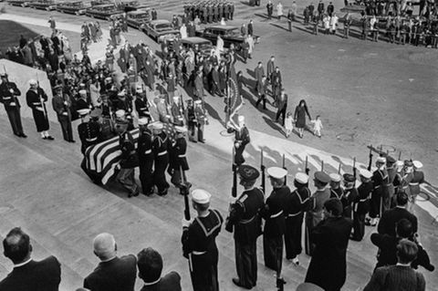 Soldaten tragen den Sarg John F. Kennedys