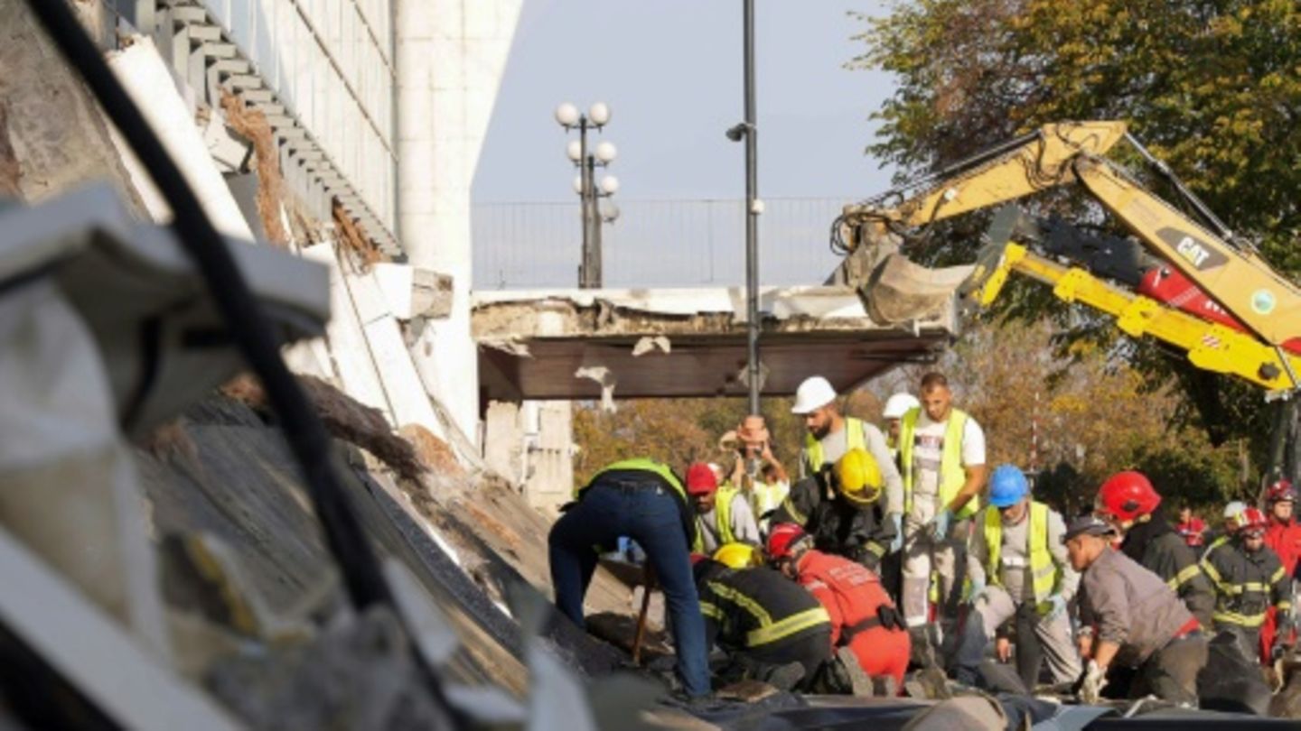 Einsatzkräfte am Bahnhof von Novi Sad
