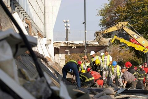 Einsatzkräfte am Bahnhof von Novi Sad