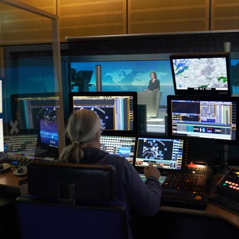 Blick aus dem Regieraum während einer Moderation im Nachrichten-TV-Studio von ARD-aktuell auf dem NDR-Gelände